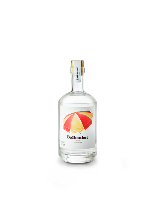 Klare Glasflasche mit weißem Etikett, darauf ein rot-gelber Sonnenschirm und der Schriftzug 'Balkonien'. Darin befindet sich der Heimische Flora Dry Gin von Balkonien.