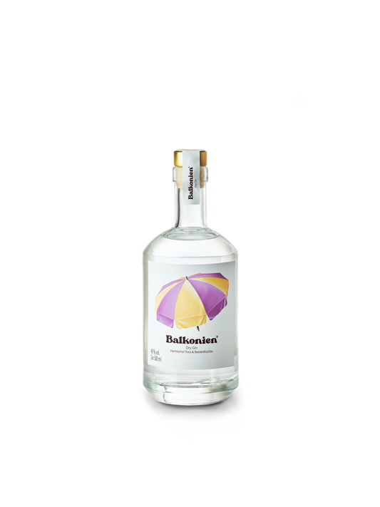 Klare Glasflasche mit weißem Etikett, darauf ein lila-gelber Sonnenschirm und der Schriftzug 'Balkonien'. Darin befindet sich der Heimische Flora & Beerenfrüchte Dry Gin von Balkonien.